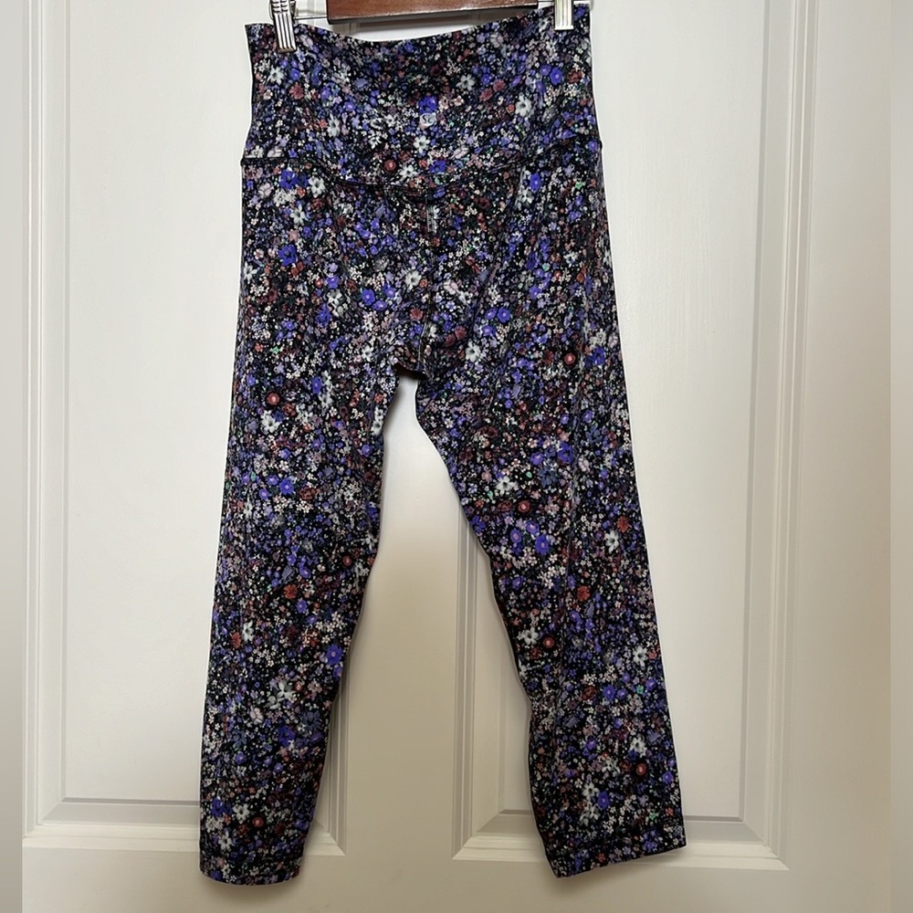 Lululemon Athletica Align High Rise Cropped
Leggings 21" purple Flower Burst